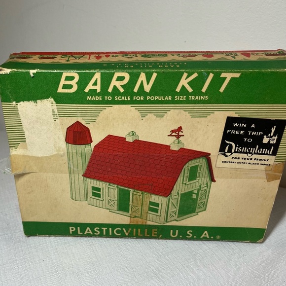 Plasticville Barn Kit with Red Roof. Model trains or any village accessory - Picture 3 of 7